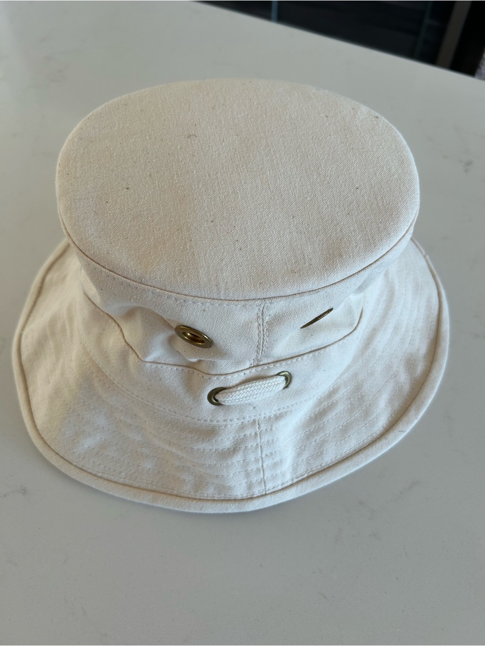 Tilley Iconic Cream Canvas Bucket Hat Size 7 , 22 inches
Made in Canada - Picture 6 of 9